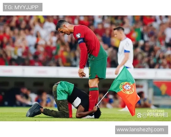 球迷疯狂冲进场内竟然抢走C罗球衣引发热议