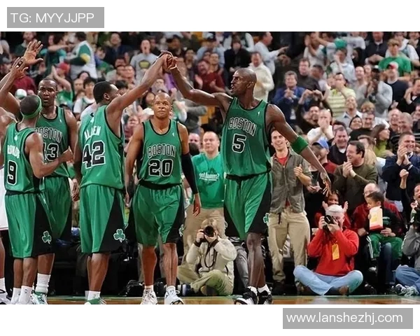 热火与凯尔特人激战正酣NBA季后赛精彩对决引发球迷热议